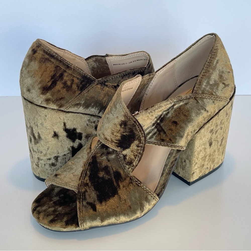 CAbi Interlock Block Heel Size 7 Crushed Velvet
